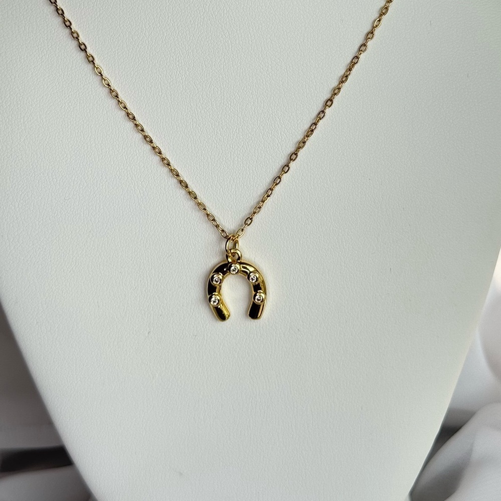 Chic Gold Horseshoe Necklace - Picture 2 of 2